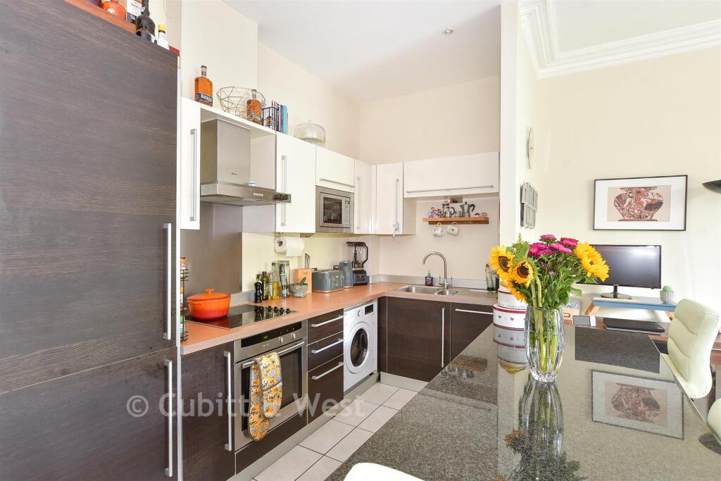 Massetts Road, Horley, Surrey photo 4