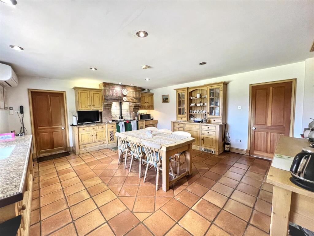 House in Northampton, Grendon - More