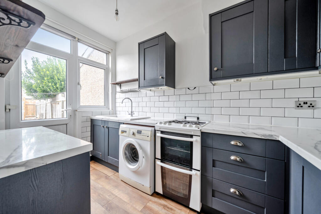 House in London, Royal Borough of Kingston upon Thames - View 4