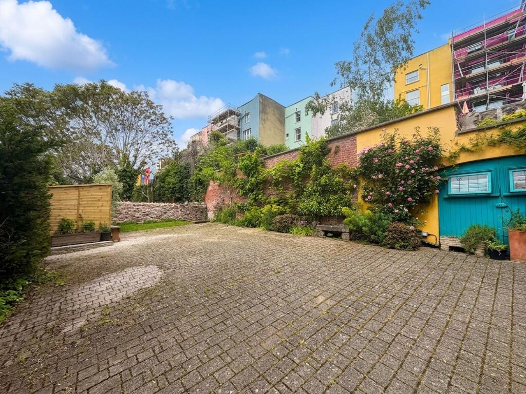 6 bedroom semi-detached house for rent