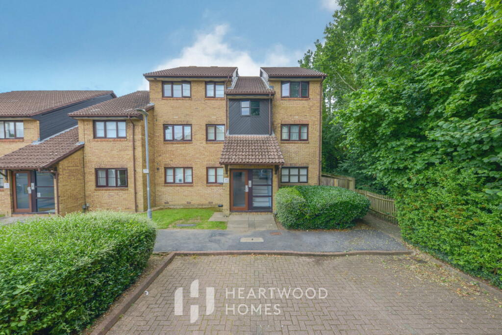 The Larches, Milford Close, St. Albans, AL4 9JZ photo 3