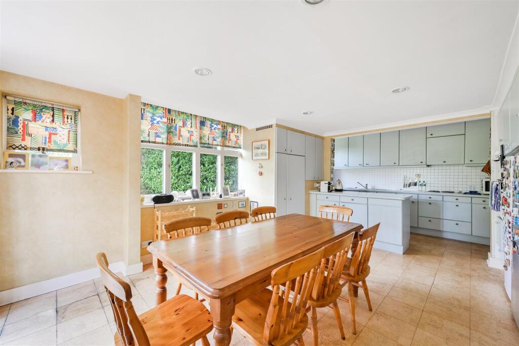 Waterhouse Lane, Kingswood photo 4