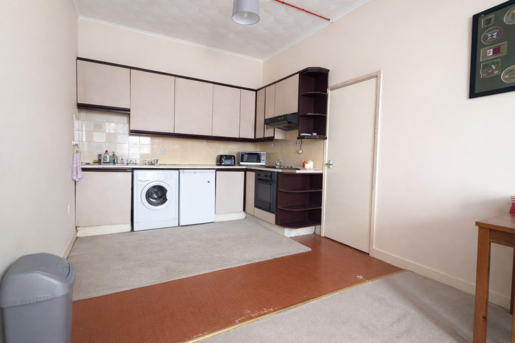 Apartment in Aberdare, Gadlys - View 5