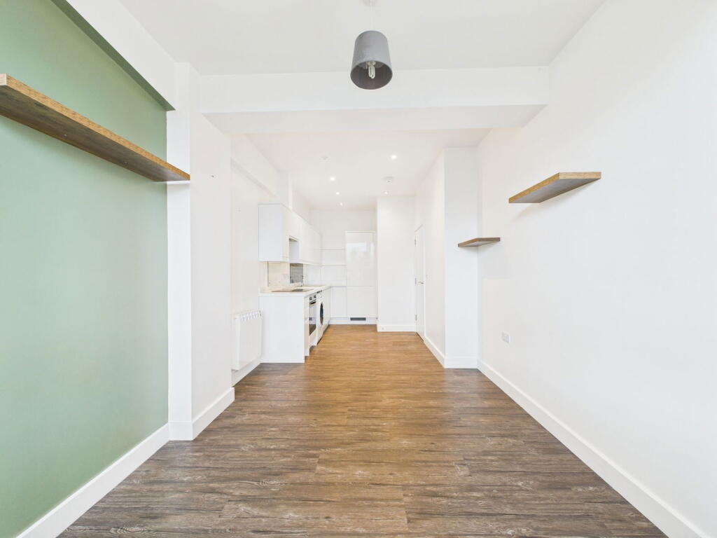 Apartment in Worthing, West Sussex - View 3