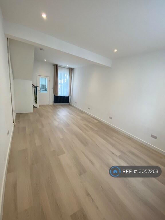 House in Southend-on-Sea, Southchurch - View 2