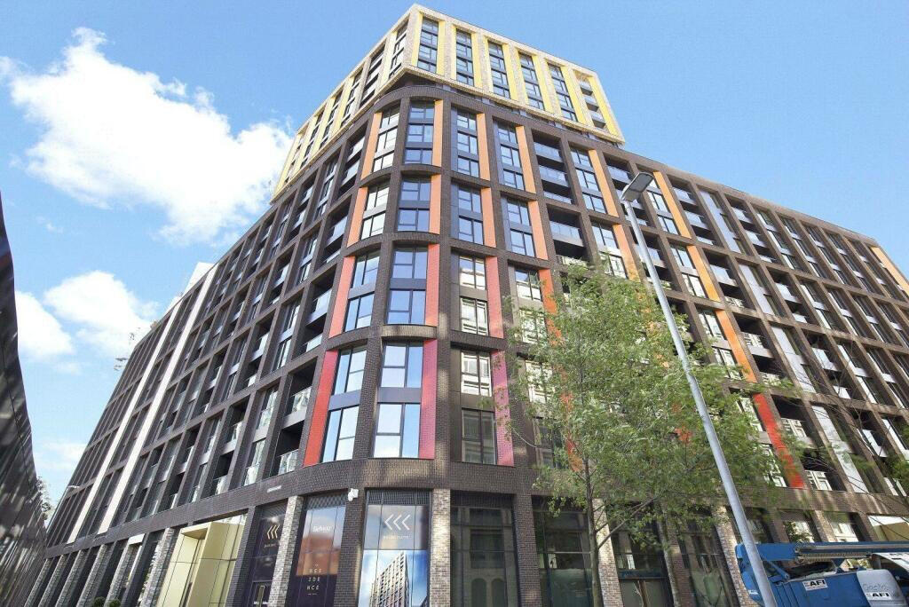 1-bed flat on Haines House, 10 Charles Clowes Walk, London, SW11, £620,000