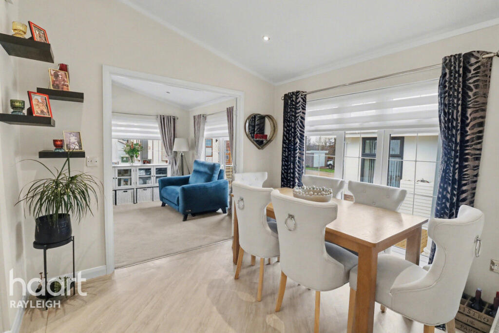 Kingsmans Farm Road, Hockley photo 4
