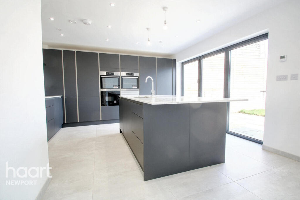 House in Newport - View 5