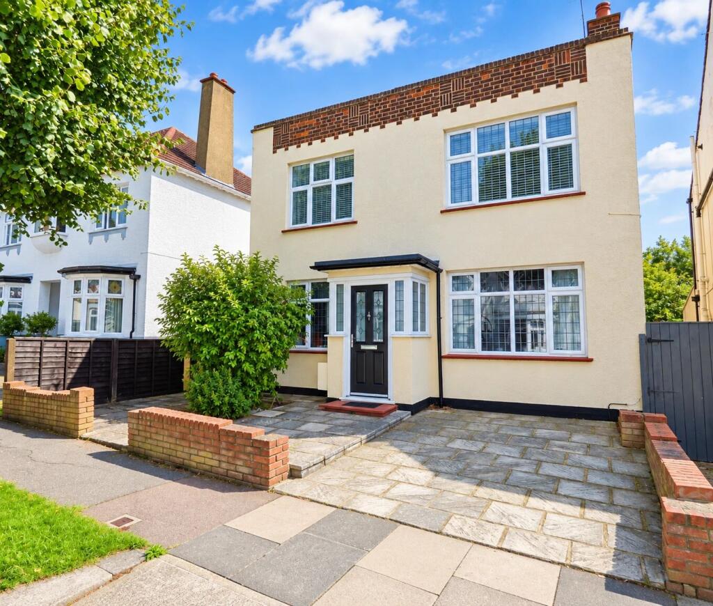 3-bed flat on Marine Avenue, Leigh on sea, Leigh on sea, , £350,000