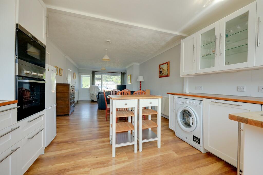Apartment in Burgess Hill, World's End - View 5