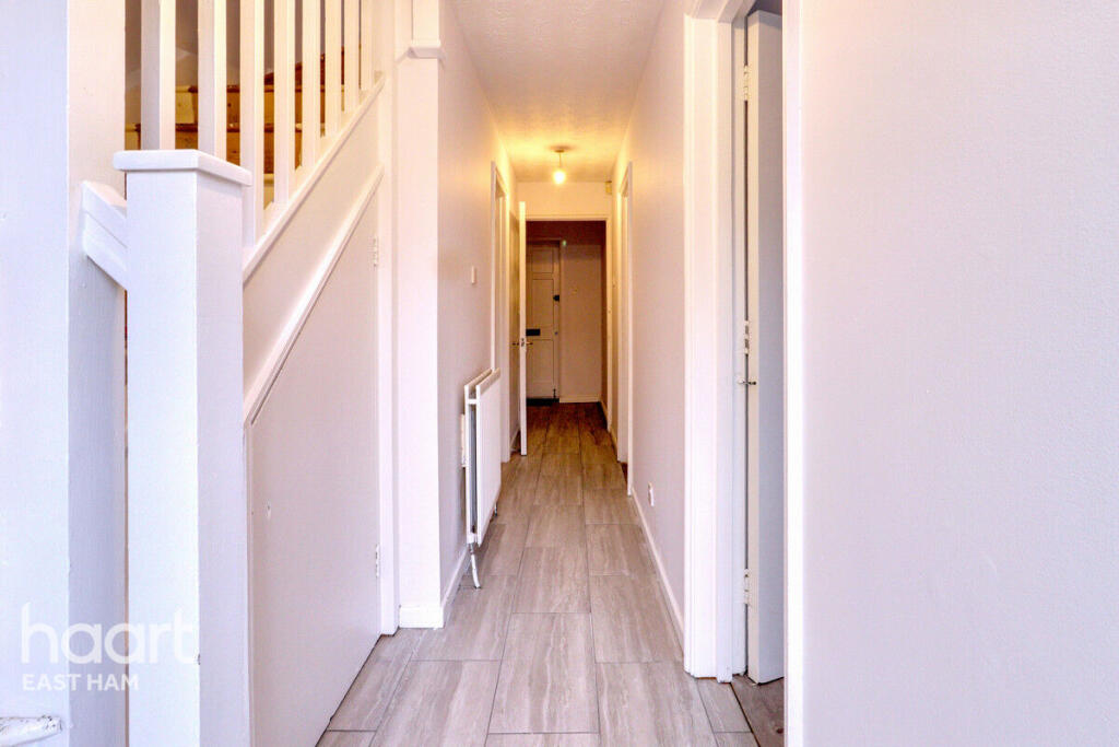 Viscount Drive, London photo 4