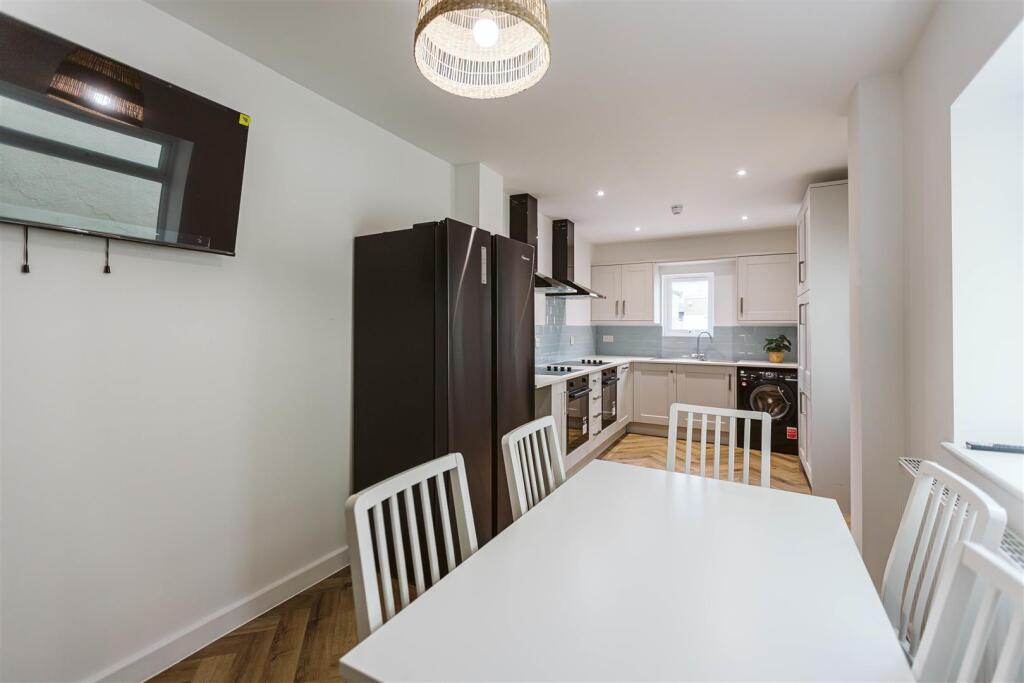 6 bedroom terraced house for rent