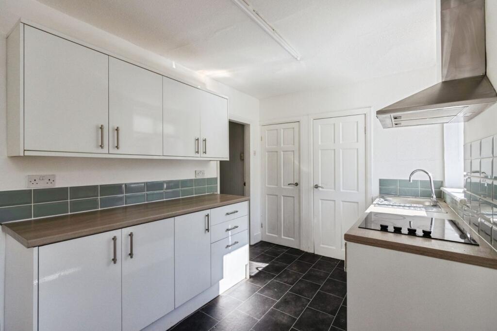 House in Wakefield, Lupset - More