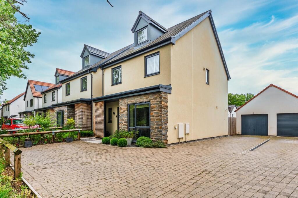 4-bed detached on Detached four bedroom executive home, situated within the popular Court De Wyke development, on the edge of Claverham, £524,000