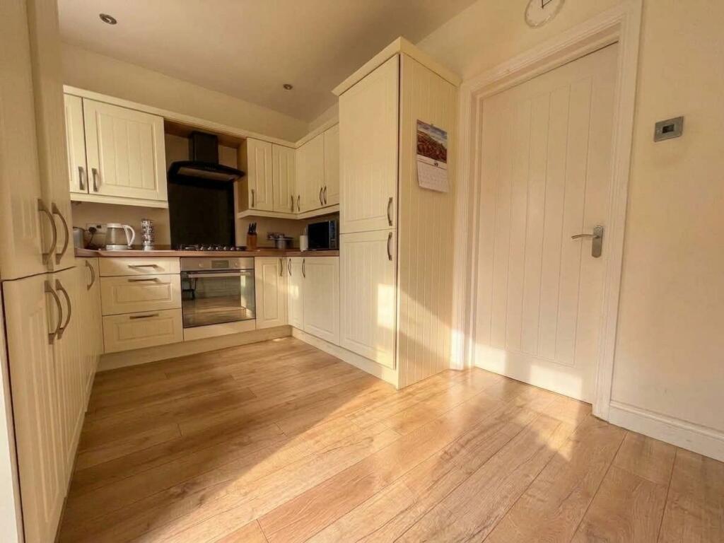 House in Kirklees, Upper Heaton, Deighton - View 4