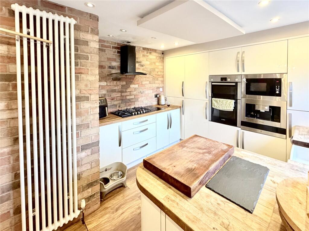 House in Barnsley, Hemingfield - More