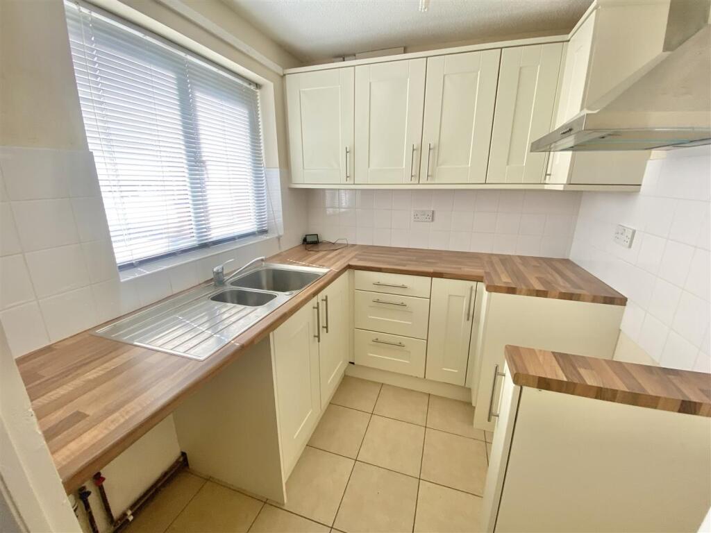 8, Squires Court, Bicton Heath, Shrewsbury photo 2