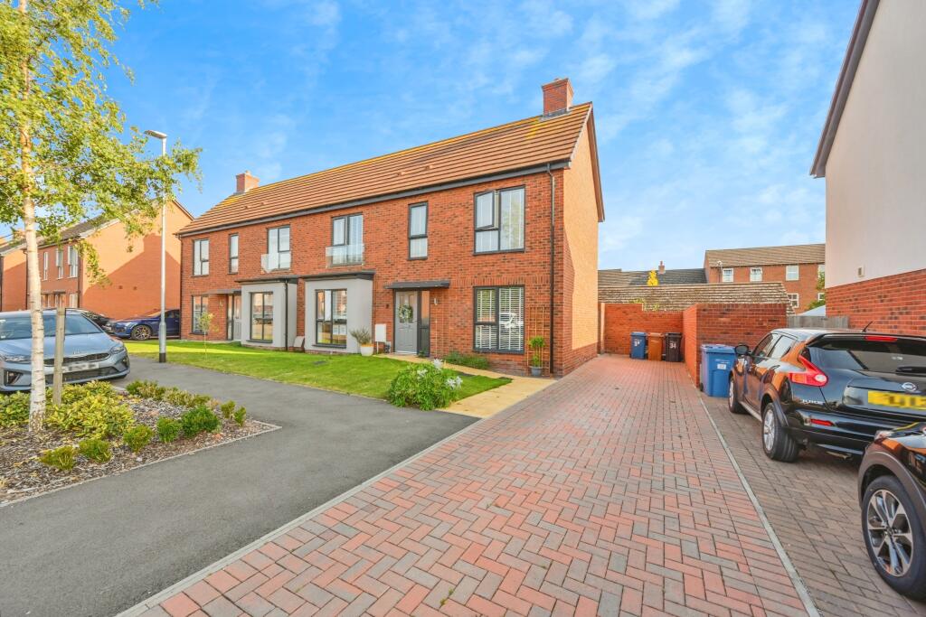 3-bed semi-detached on Baker Drive, Lichfield, WS13, £160,000