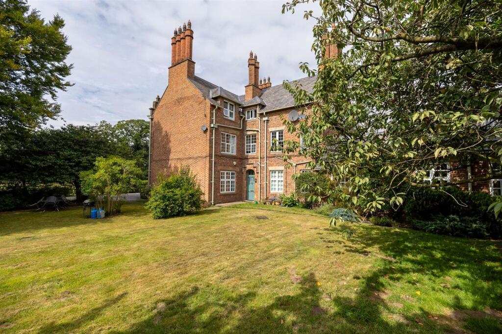 Main image of property: 5 Stoke Manor Flats, Chester Road, Stoke, Nantwich, CW5