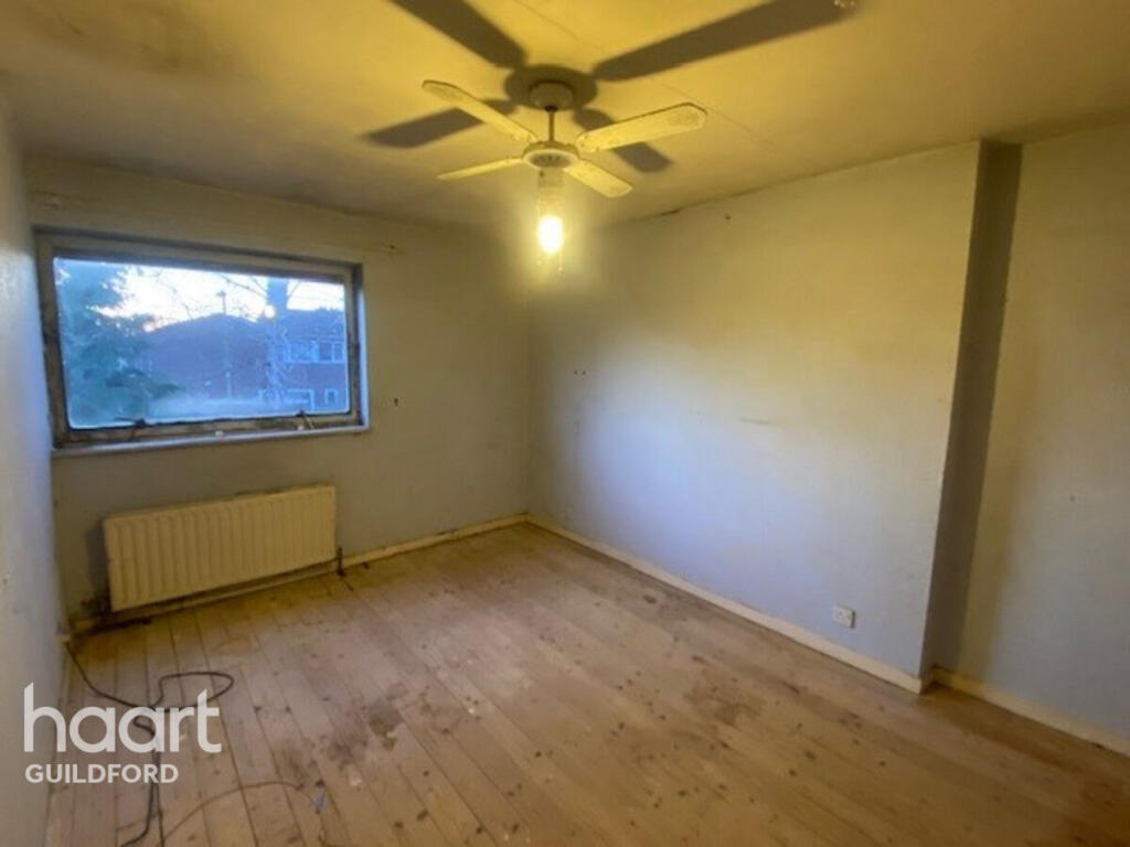 3-bed terraced on Bracklesham Close, Farnborough, £250,000