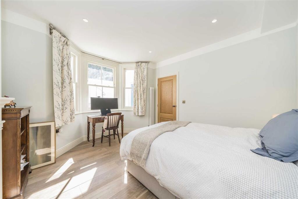 Apartment in London, Hammersmith - More