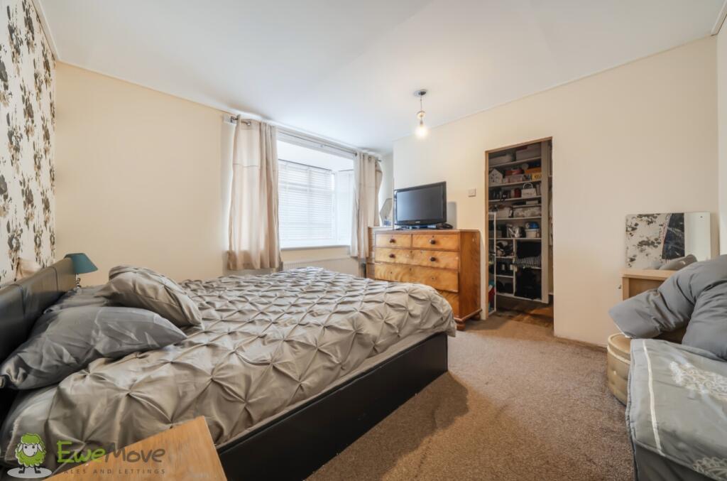 House in Sutton - More