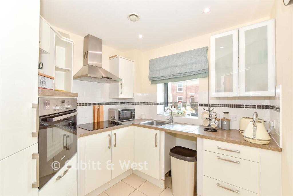Apartment in Chichester, Midhurst - View 2