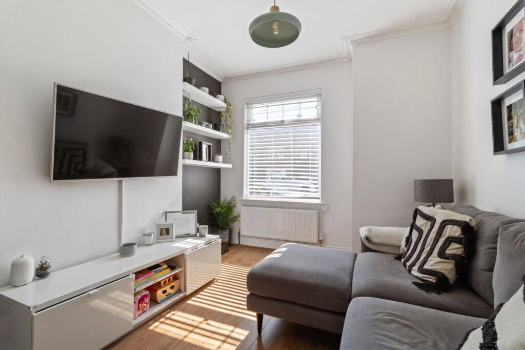 Hale Road, Hale Barns, Altrincham, Greater Manchester, WA15 - Vairāk