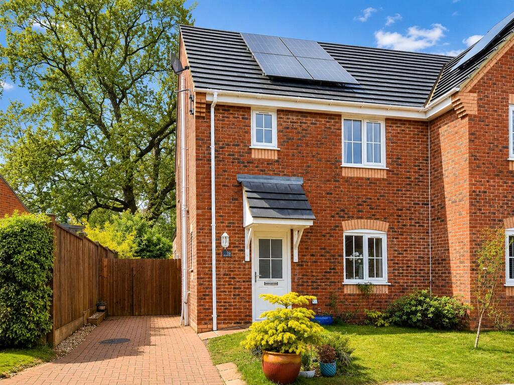 Main image of property: Woolton Lodge Gardens, Woolton Hill, Newbury, Hampshire, RG20
