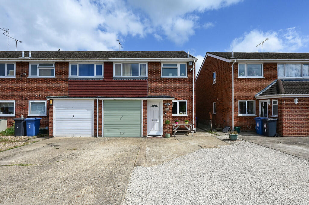 3 bedroom end of terrace house for sale in Binsted Drive, Blackwater ...