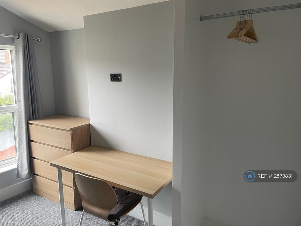 5 bedroom semi-detached house for rent
