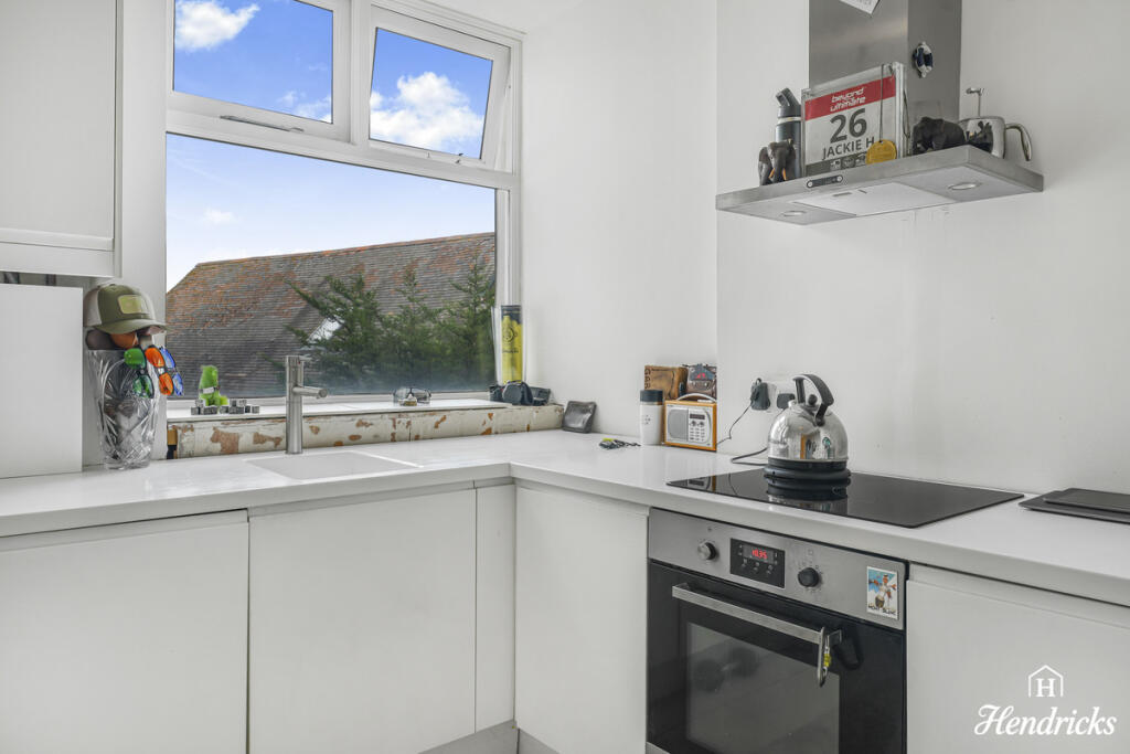 Apartment in Southend-on-Sea - More
