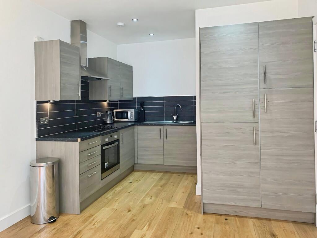 Apartment in Leeds, Arena Quarter, Woodhouse - View 3