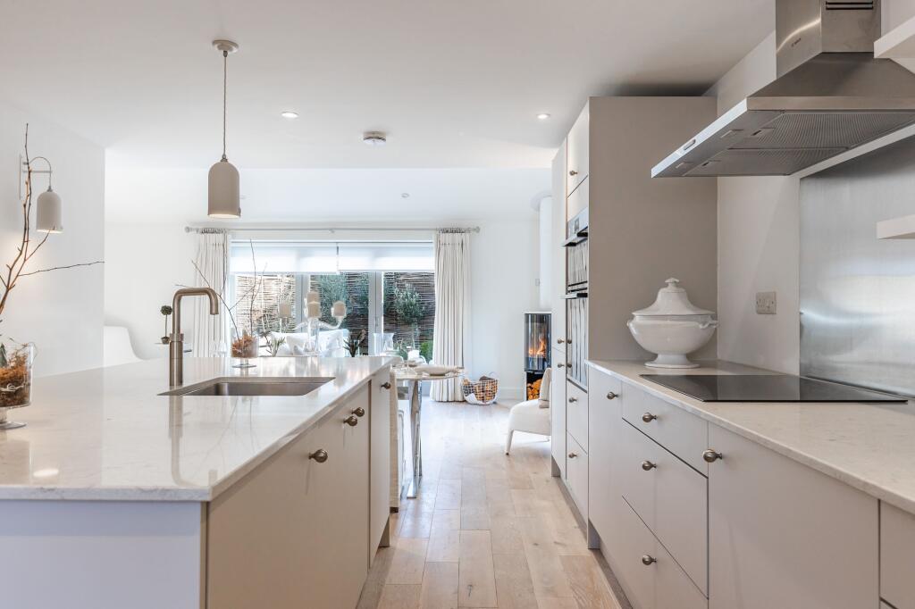 Impeccable Brick and Flint Mews Home in Docking photo 3