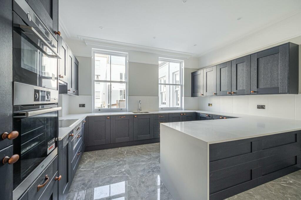 Apartment in Eastbourne, East Sussex - View 3