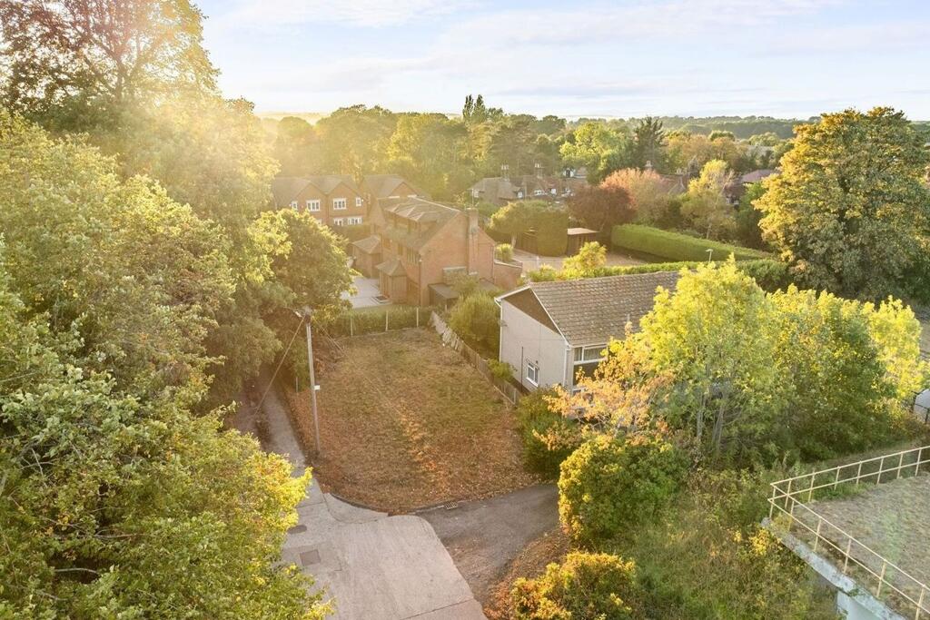 Land adjoining 1 and 2 Reservoir Cottages, Abbots Langley, Hertfordshire, WD5 0QA