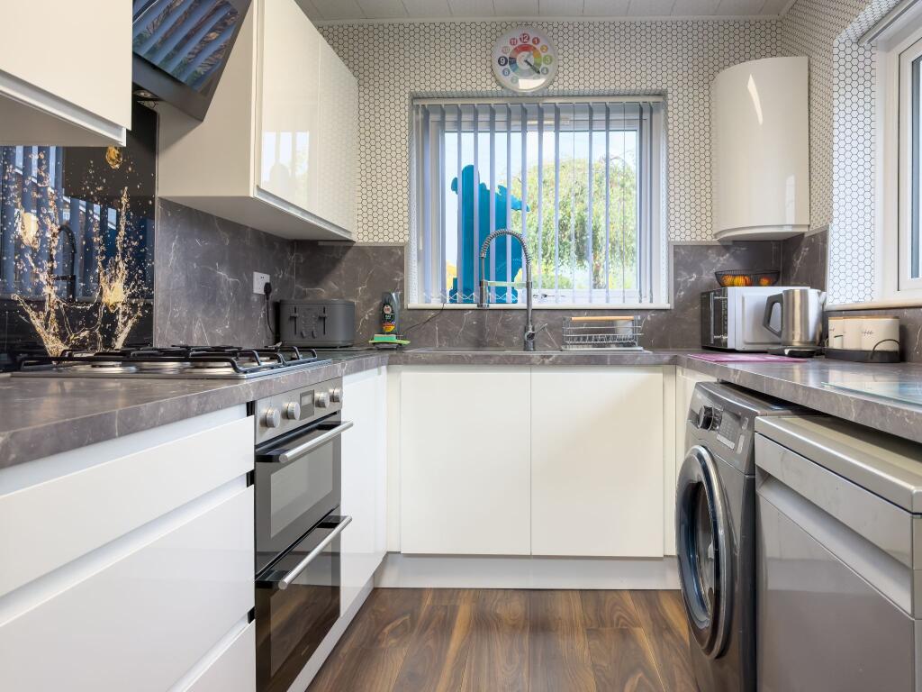 Silver Birch Drive, Wyke, BD12 9ES photo 4