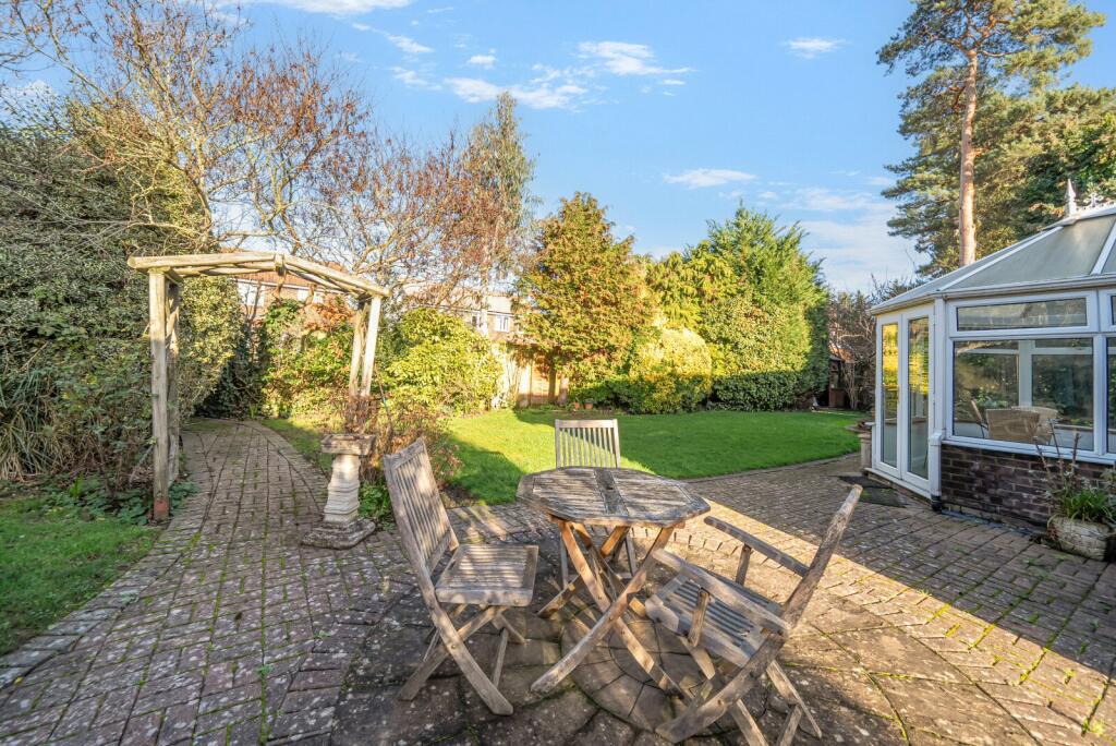 Gainsborough Close, Esher, KT10 photo 3