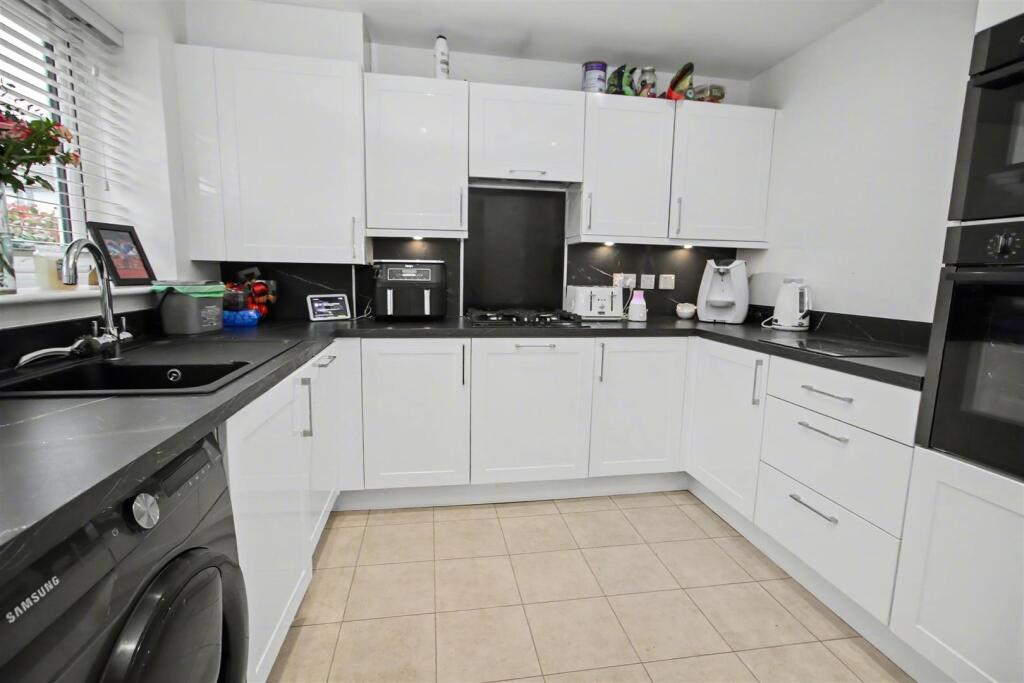 Braeburn Way, Basildon photo 3