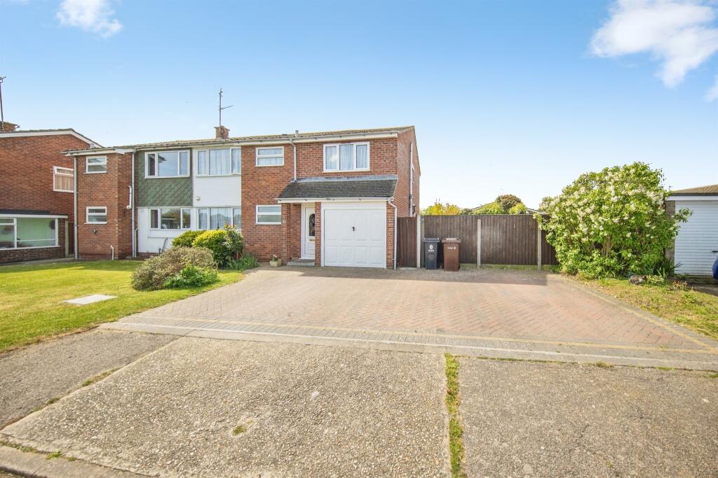 5-bed semi-detached on Kingfishers, Clacton-On-Sea, £320,000