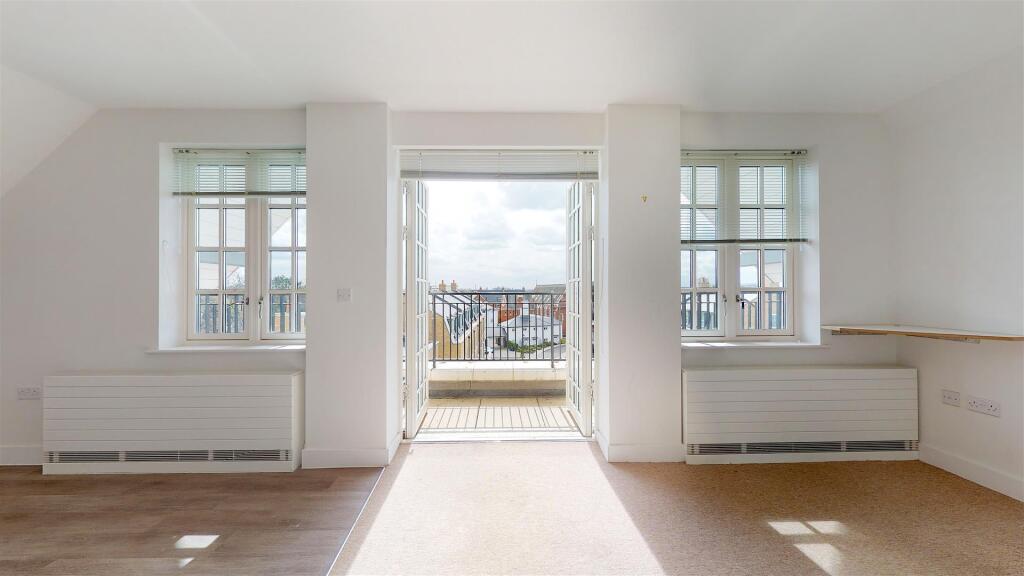 Egerton Drive, Isleworth photo 3