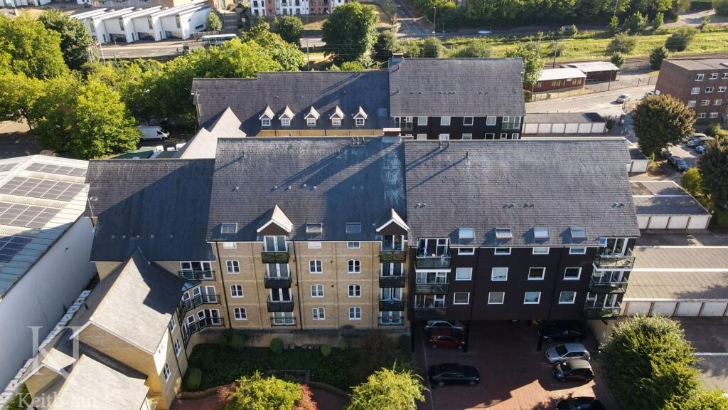 2-bed flat on Broadmeads, Ware, SG12, £290,000