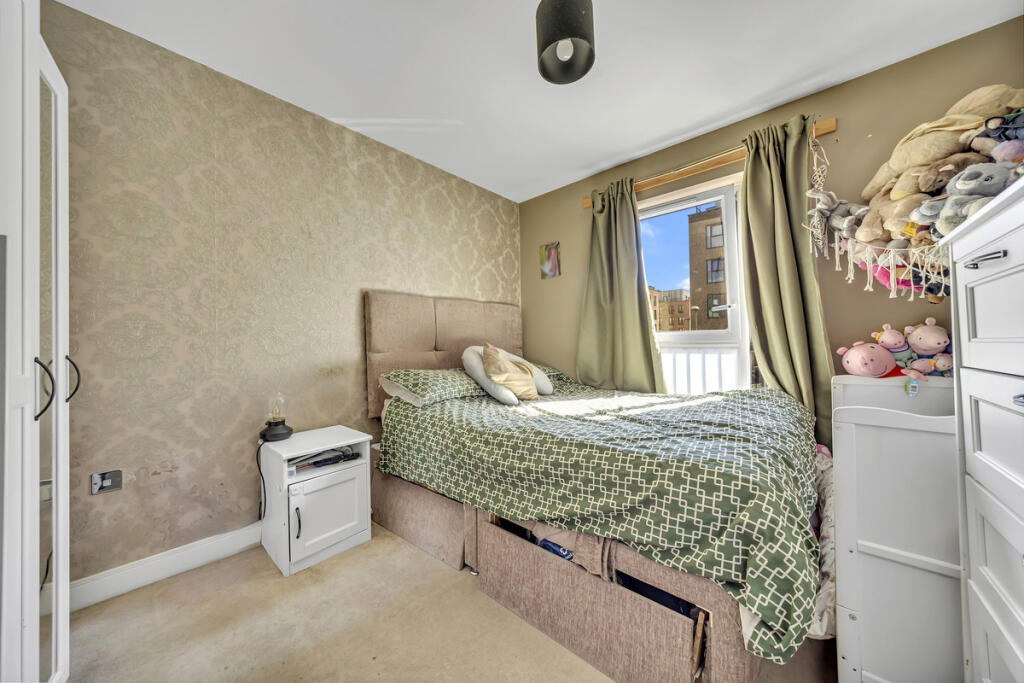 Apartment in London, Rush Green - View 3