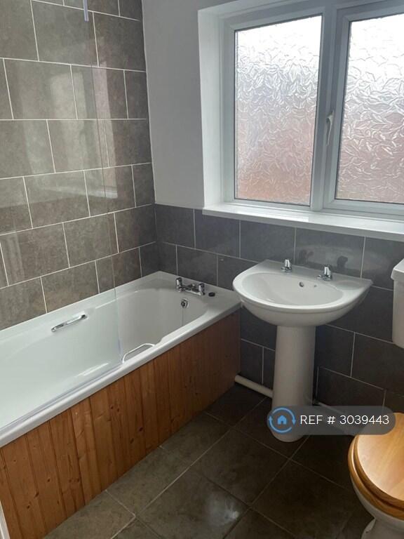 Apartment in Newcastle upon Tyne - View 5