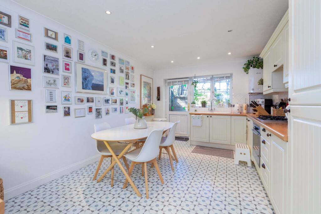 House in Maidenhead, Furze Platt - More