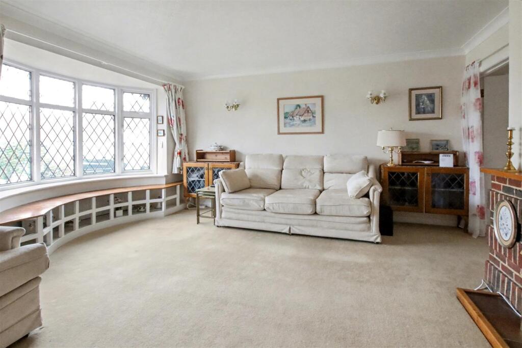 Nutcroft Grove, Fetcham, KT22 photo 3