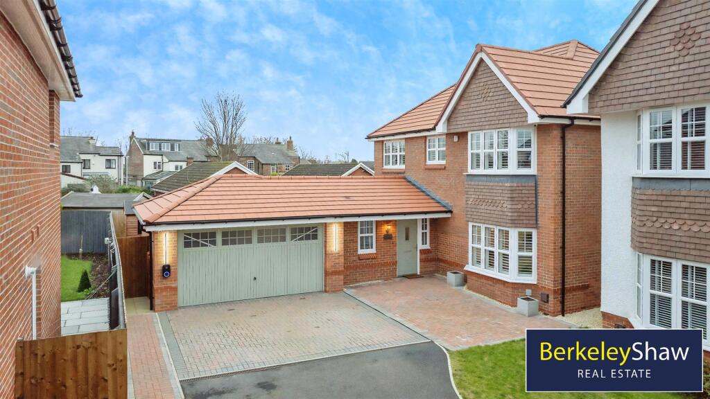Main image of property: Hollow Drive, Thornton, Liverpool