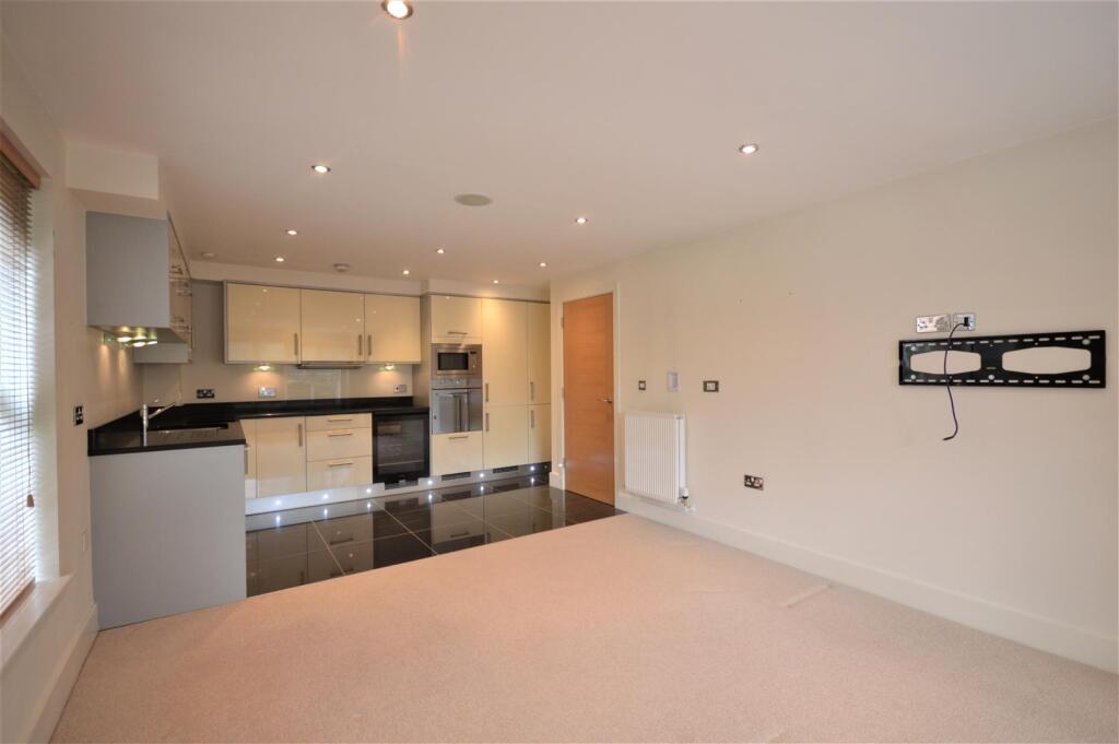 Apartment in Tadworth, Kingswood - View 4