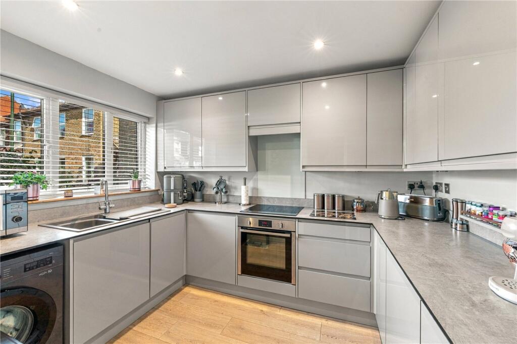 House in London, Hampton - View 4