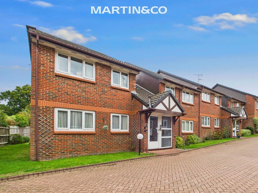 2-bed apartment on Acorn Drive, Wokingham, £220,000